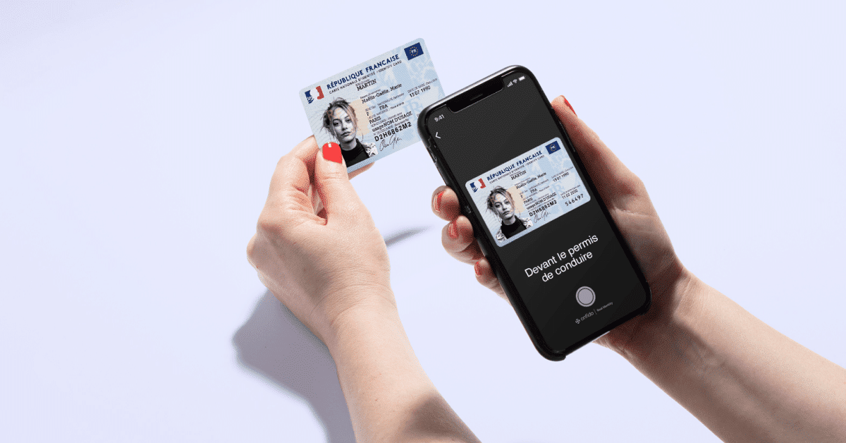 Un utilisateur enregistrant sa pièce d'identité à l'aide de son smartphone.