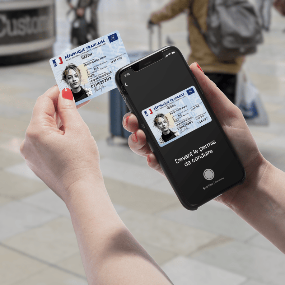 Une personne scanne sa pièce d'identité avec son smartphone.