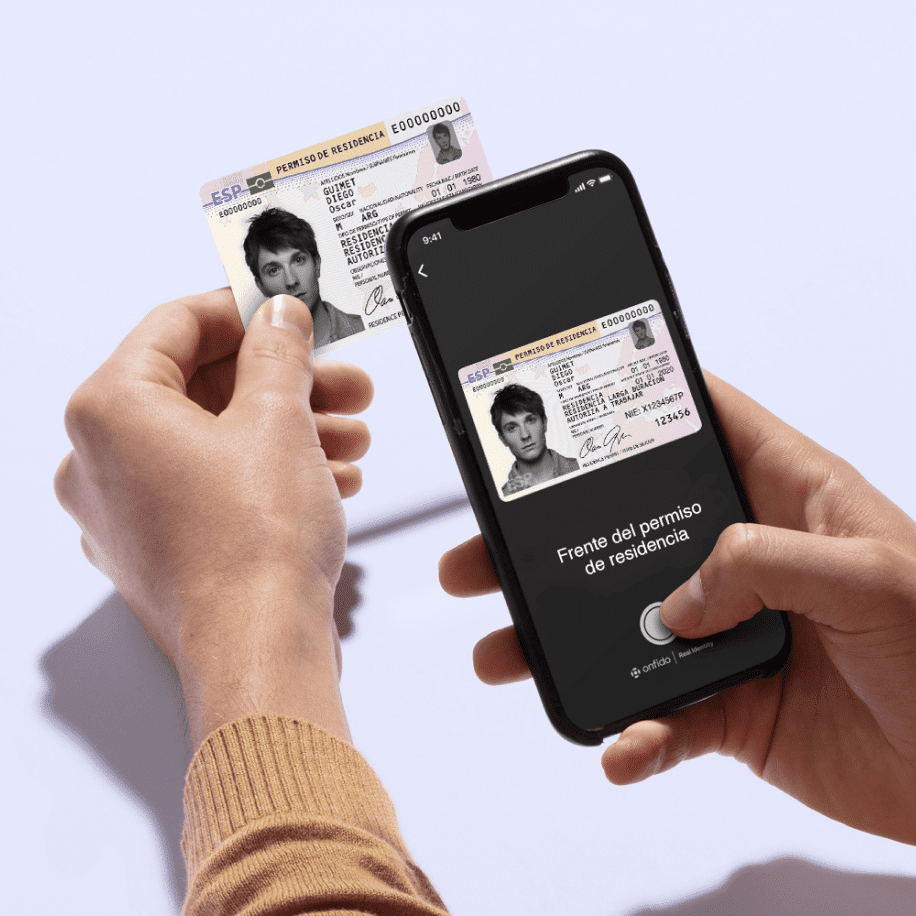 Un usuario capturando su documento de identidad con su teléfono inteligente.