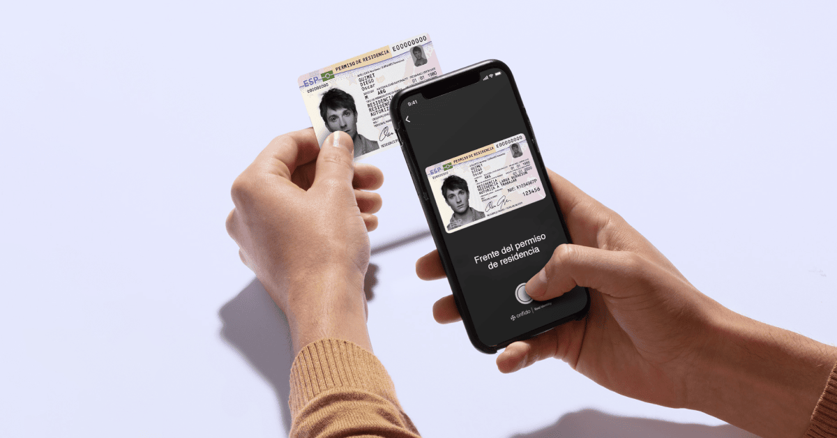 Una persona escaneando su documento de identidad con su teléfono inteligente.
